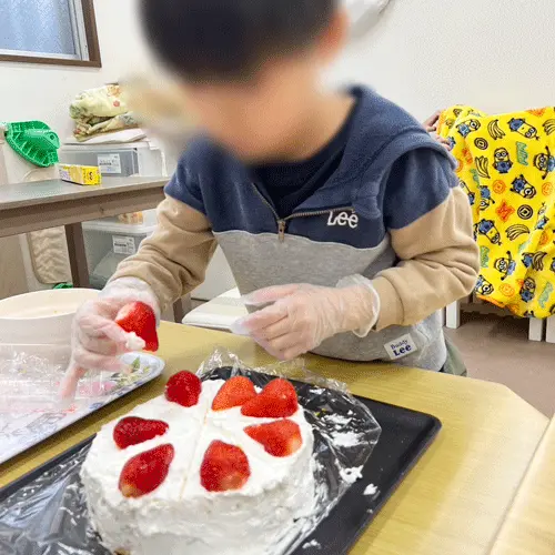 料理をしている児童の写真