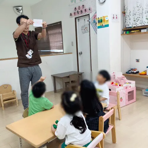 集団プログラムで学ぶ児童の写真