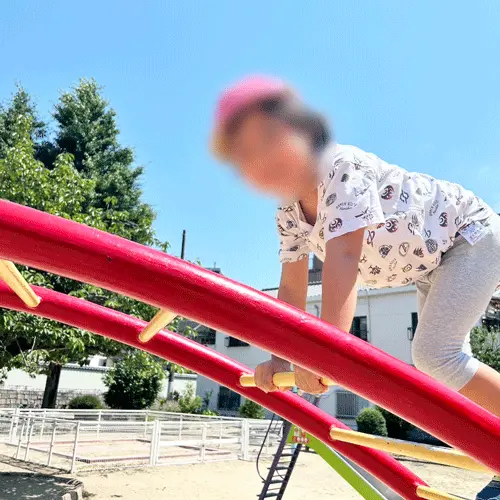 外出支援うんていで遊ぶ児童の写真